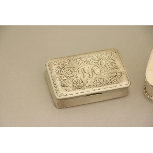 101 - A Continental silver rectangular Snuff Box, 6cms (2 1/2