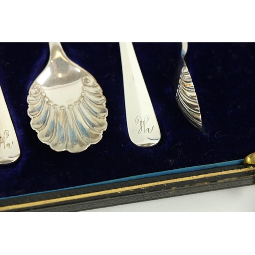 117 - A cased set of 6 shell Coffee Spoons and matching Sugar Tongs, Sheffield 1903. (7)