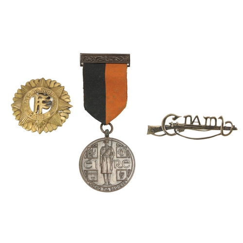 605 - Cumann na mBan: [Dublin] A collection to include a War of Independence Medal with Celtic design susp... 