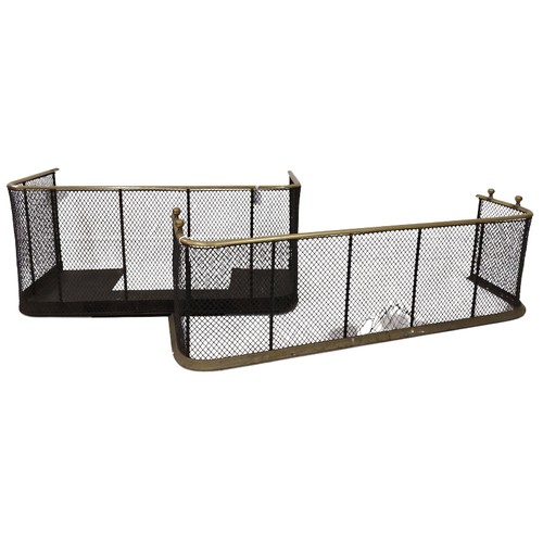 40 - A 19th Century brass Nursery Fender, with wire mesh panel, surmounted with knop finials, 112cms (44'... 