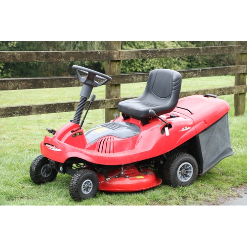 571 - A Castlegarden branded red coloured XE70 Ride-on Lawn Mower. (1)