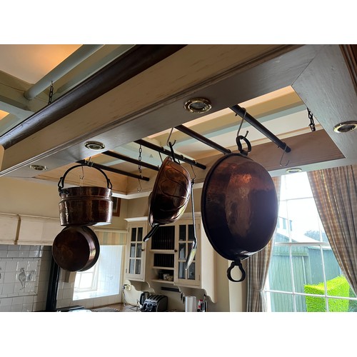 520 - A collection of 6 various copper Kitchen Pots & Pans, together with 4 Prints of Poultry. (10)... 