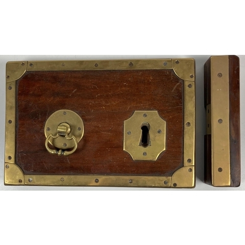 856 - A very good rectangular mahogany and brass mounted Country House Front Door Lock, in the 18th Centur... 