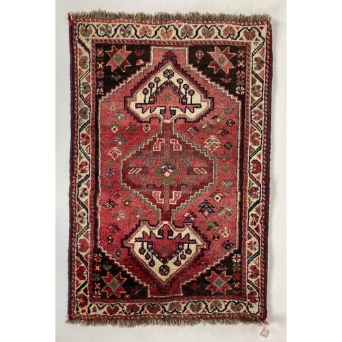 733 - An attractive dark blue and red Persian Rug, with rows of geometric motifs, 117cms (46