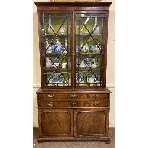 765 - A very good George III period mahogany Bookcase, the moulded cornice above two diamond glazed doors ... 