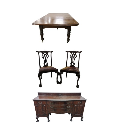 95 - A fine quality Irish mahogany Dining Table, in the manner of Strahan, the moulded top with three spa... 