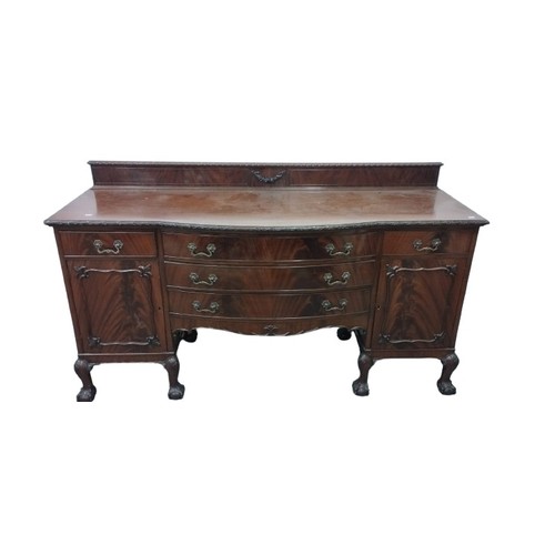 95 - A fine quality Irish mahogany Dining Table, in the manner of Strahan, the moulded top with three spa... 