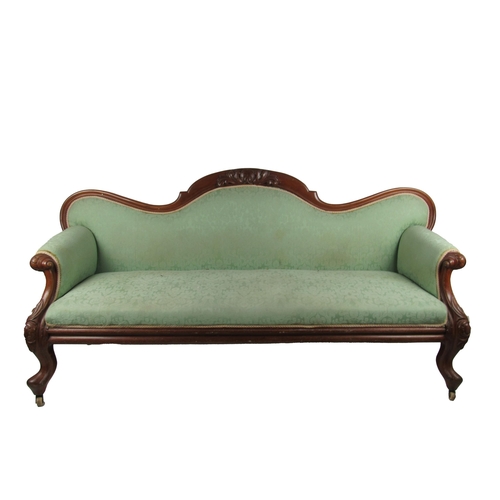 1128 - A good quality Victorian mahogany framed Settee, in the manner of Strahan, the hump back centre with... 