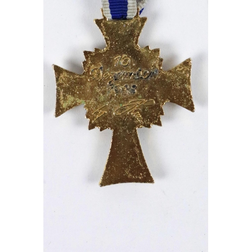 817 - Medal: A German 'Der Deutsche Mutter (German Mothers Cross) Medal, cobalt blue enamel cross with whi... 