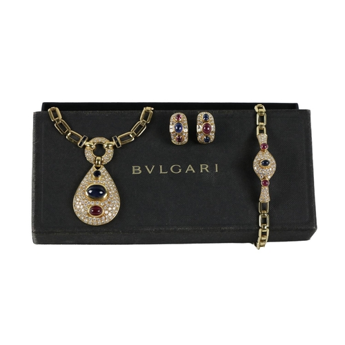 210 - An attractive Ladies Bulgari design Necklace, the 18ct gold link chain issuing and attractive pear s... 