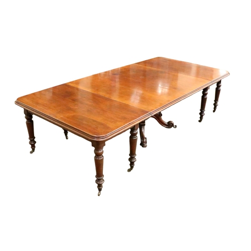 1011 - A fine quality William IV Irish mahogany Dining Table, in the manner of Williams and Gibton, the pla... 