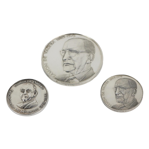 1152 - Commemorative Coins: A cased set of heavy silver 'Eamon de Valera' Coins, each obverse depicting sid... 