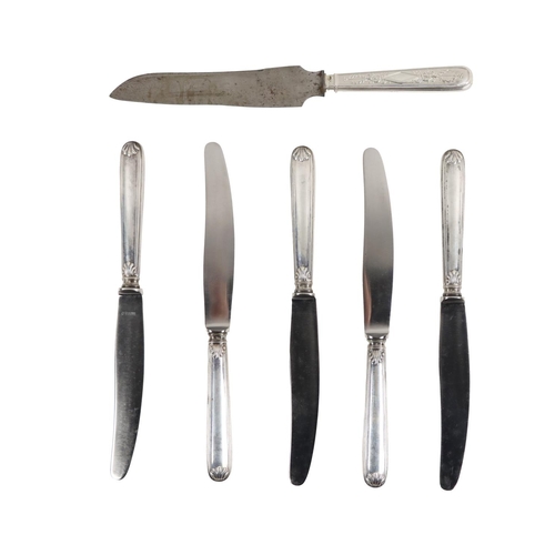 20 - Silverware: A set of 5 Italian silver handled steel blade Knives, with shell decoration, Italian c. ... 