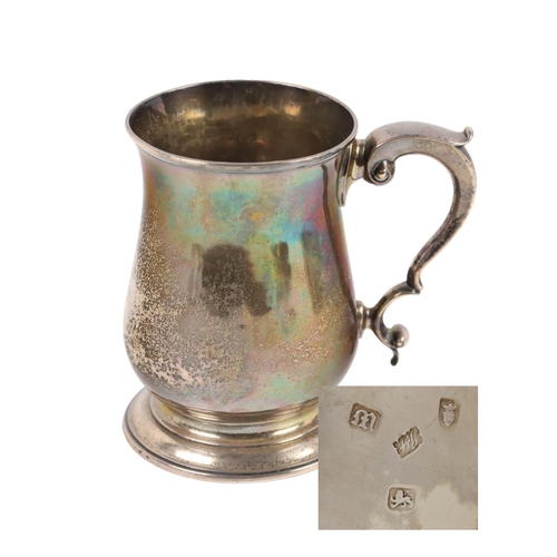 150 - A fine quality 18th Century English silver heavy Tankard, of plain design, with scroll handle and so... 