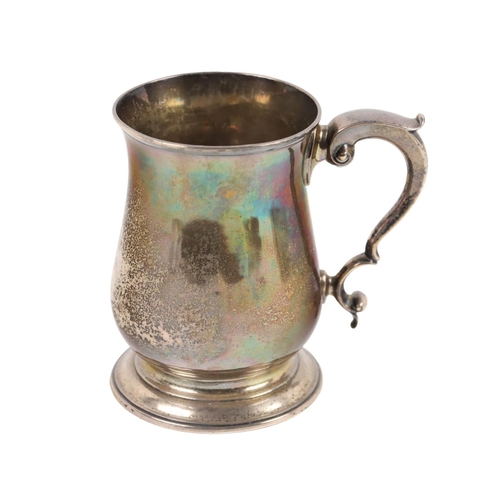150 - A fine quality 18th Century English silver heavy Tankard, of plain design, with scroll handle and so... 
