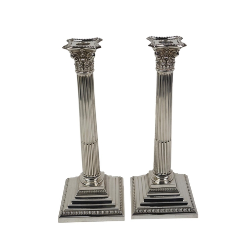 28 - A fine quality pair of English silver Candlesticks, of Corinthian column form, with decorative sconc... 