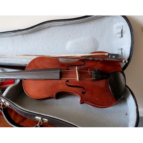 29 - Correction

Circa 1900 , 

An English full size violin 
with pernam buco bow, (36 cms back).