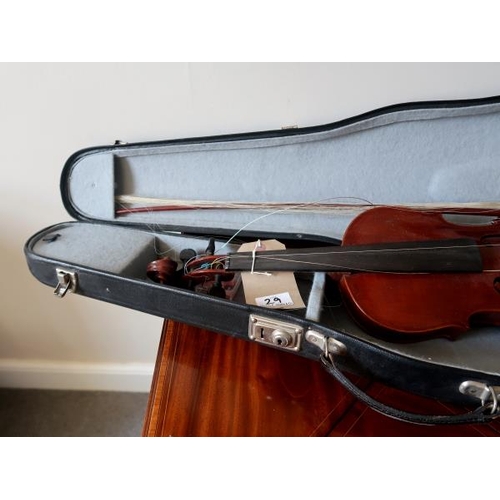 29 - Correction

Circa 1900 , 

An English full size violin 
with pernam buco bow, (36 cms back).
