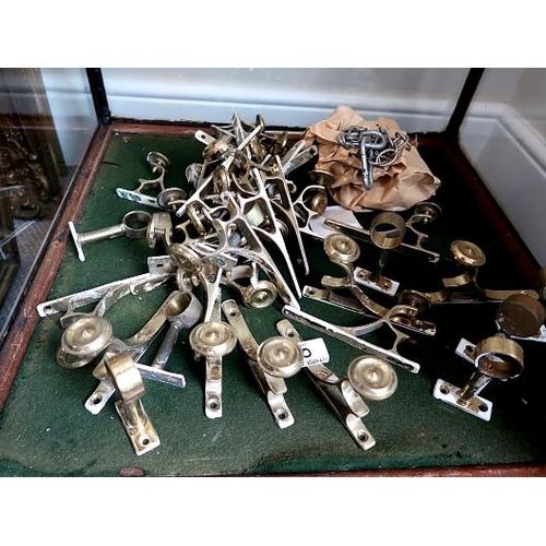 30 - A large collection of brass brackets.