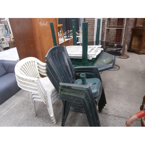 481 - Selection of plastic garden furniture inc table and chairs