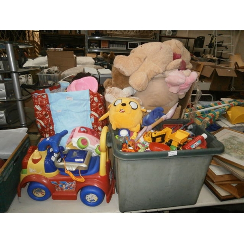 126 - Lot inc toys and soft toys