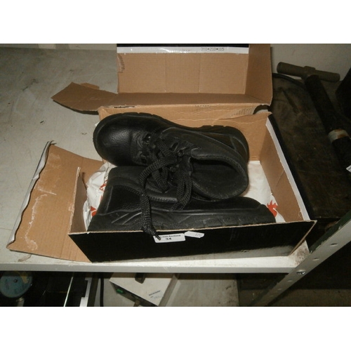 34 - Pair of Warrior work boots size 6