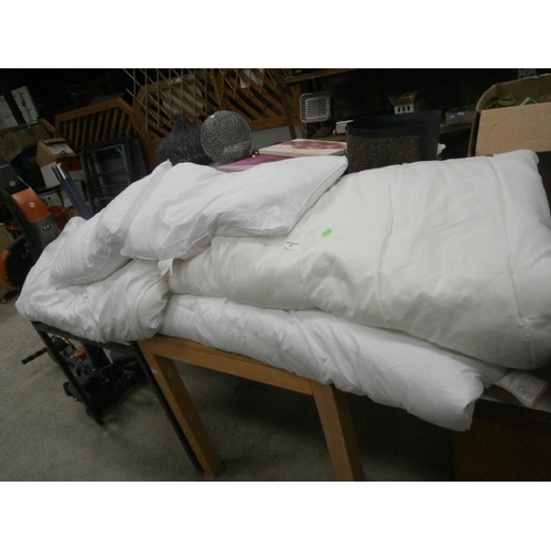 70 - Duvets and pillows