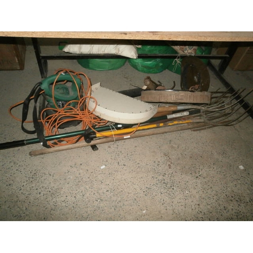 105 - Lot inc garden forks, garden blower, etc