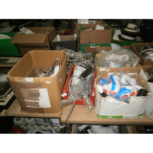 109 - Lot inc new plumbing items inc various sized flexible pipes, fixtures and fittings, plumbing pipes, ... 