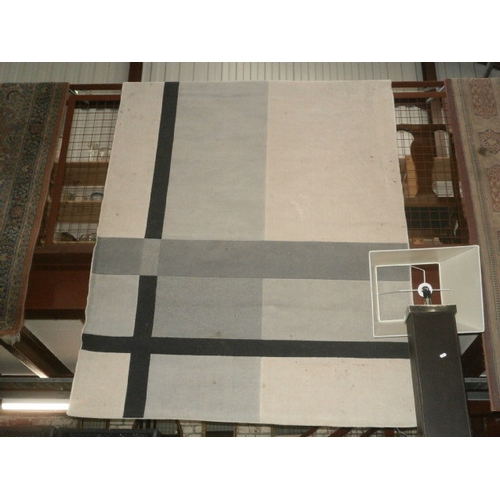 124 - Modern patterned rug