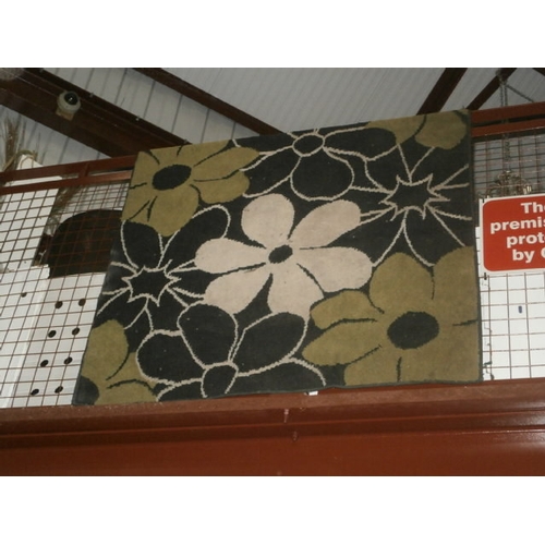 131 - Floral pattern rug