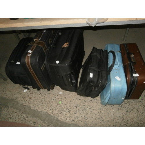 142 - Six travel cases