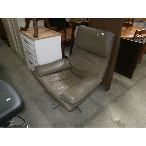 539 - Large easy chair on swivel stand