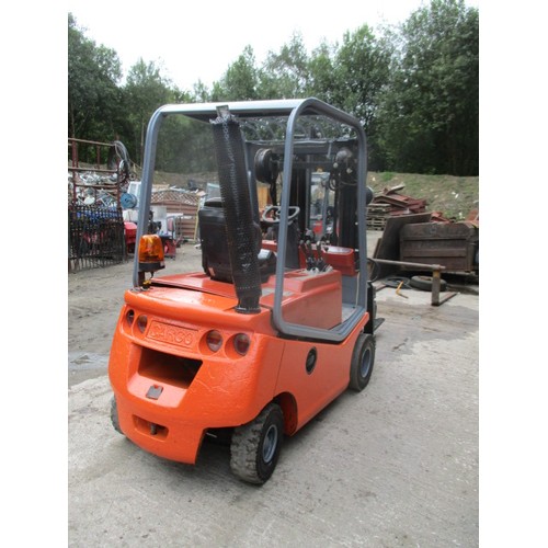 38 - Fork lift truck with rotating forks. (Container loading spec.) Very good runner