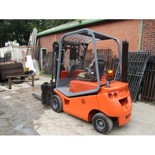 38 - Fork lift truck with rotating forks. (Container loading spec.) Very good runner