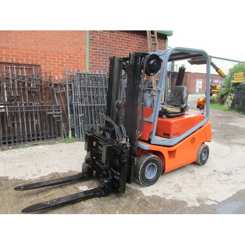 38 - Fork lift truck with rotating forks. (Container loading spec.) Very good runner