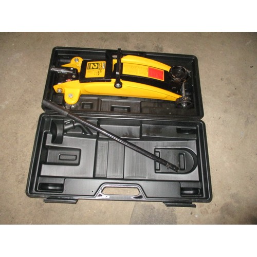 92 - Halfords Hydraulic trolley jack, as new in box