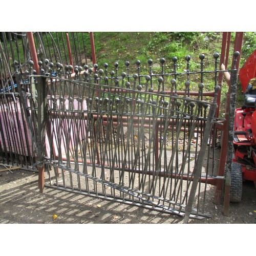 121 - Railings 40 inch high x 31ft plus 32 inch gate