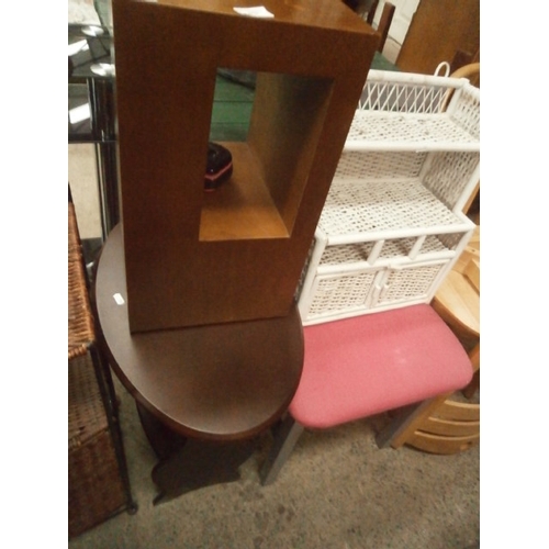 659 - 4 x items including a small wicker wall hanging shelf unit