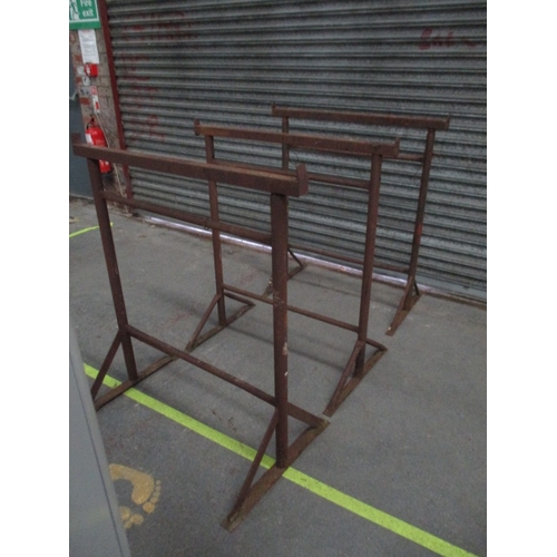 1004 - 3 metal plank stands