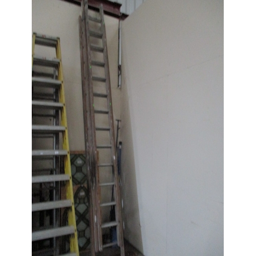 1055 - wood & aluminium triple 13 rung extending ladder