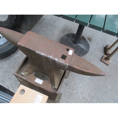 1164 - 33.5 inch Anvil on stand