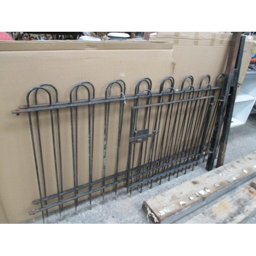 1131 - 2 x 6ft lengths of railing, matching gate 33 x 34 inch and 2 gate posts