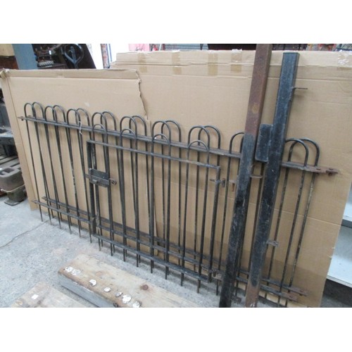 1131 - 2 x 6ft lengths of railing, matching gate 33 x 34 inch and 2 gate posts