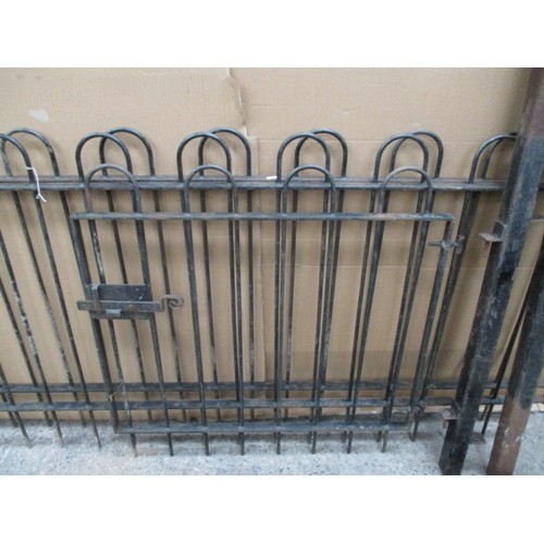 1131 - 2 x 6ft lengths of railing, matching gate 33 x 34 inch and 2 gate posts