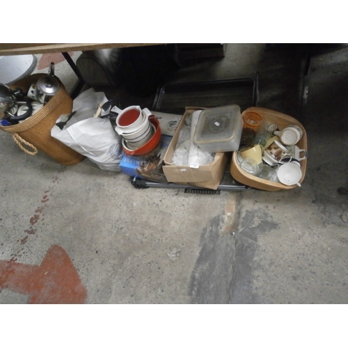 121 - Lot inc mugs, clothes maiden, kettles, etc