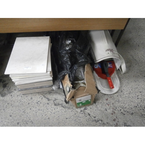 137 - Lot inc tiles, Christmas tree, pet basket, etc
