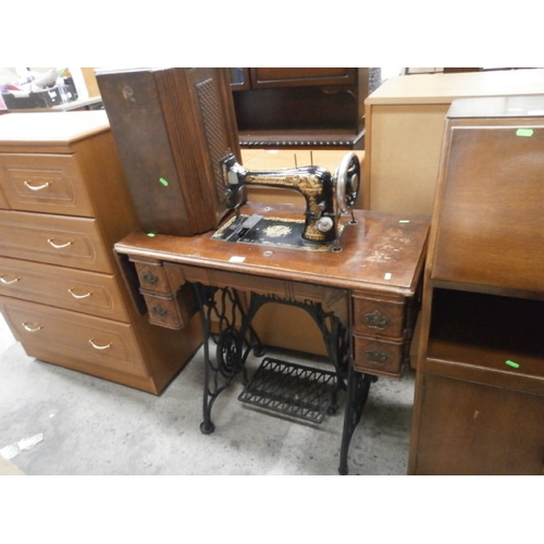 715 - Vintage SINGER sewing machine in cast treadle stand