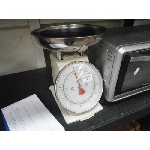 38 - Lot inc kitchen scales and Ariete grill