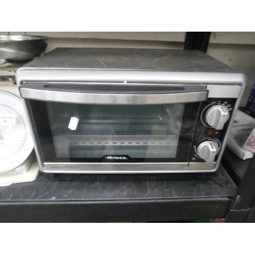 38 - Lot inc kitchen scales and Ariete grill